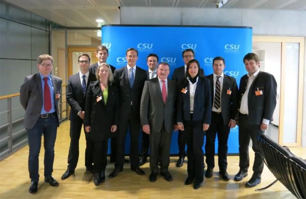 Gruppenfoto von Marc Tenbücken und anderen Menschen beim Bundestag